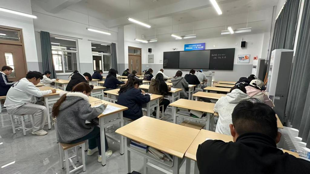现代服务学院面向新生举办《学生手册》 学习竞赛活动